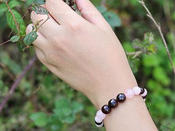 دستبند زنانه گارنت‌سرخ و رزکوارتز